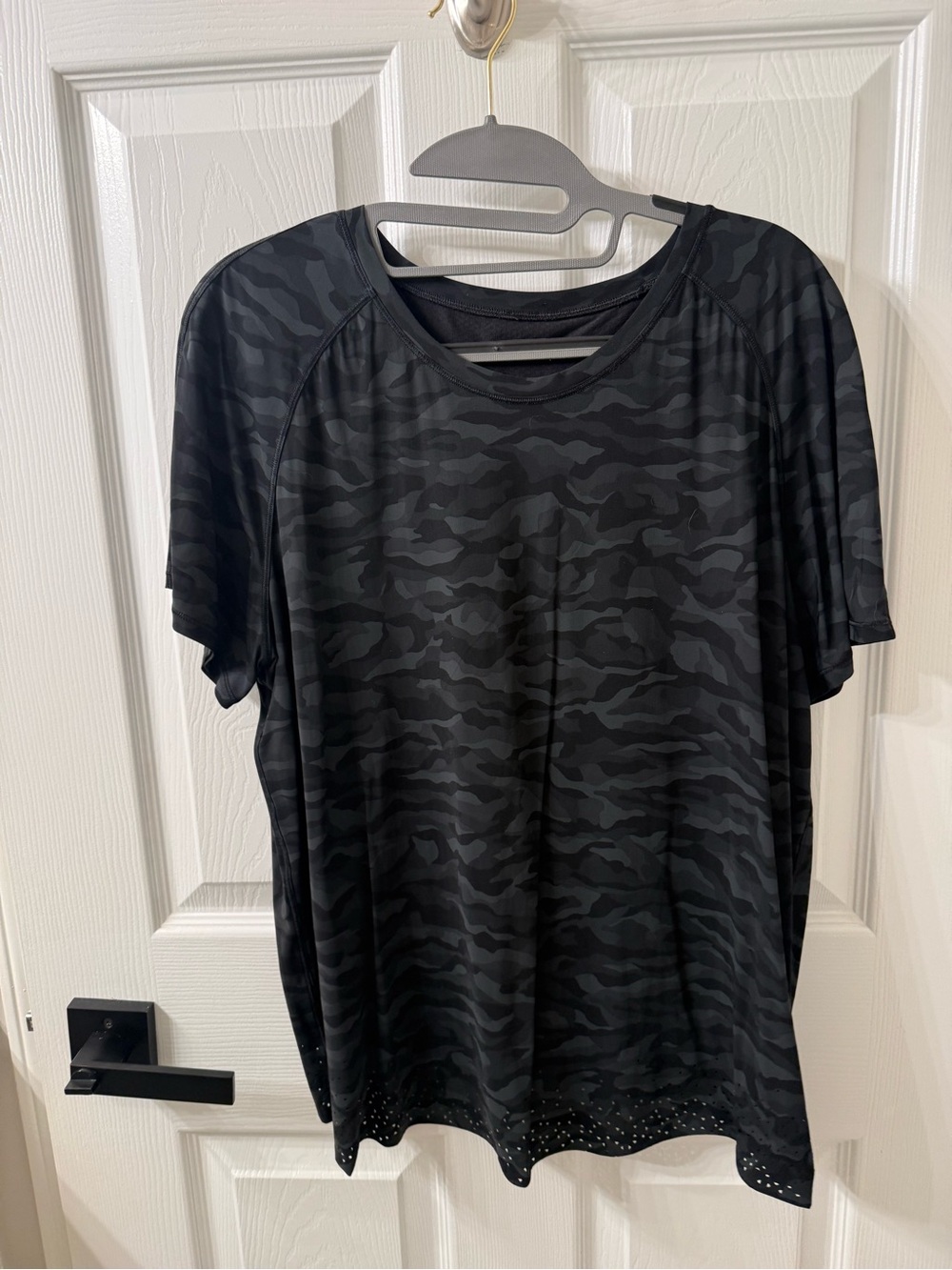 Women’s Black Camo Short-Sleeve Performance Shirt